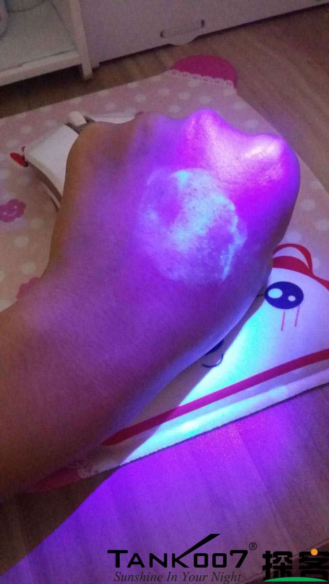 客戶買了紫光手電驗(yàn)熒光劑，先拿面膜大姨媽巾開刀 